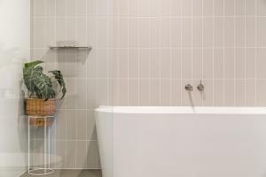 The Esplanade - Luxuriously Styled New 3 Bed Apt