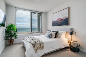 The Esplanade - Luxuriously Styled New 3 Bed Apt