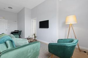 Modern Apartment Spacious Double Bed Off Road Parking Suite 8