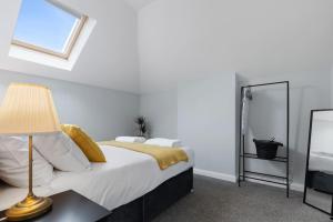 Modern Apartment Free Off Road Parking King Bed Suite 9