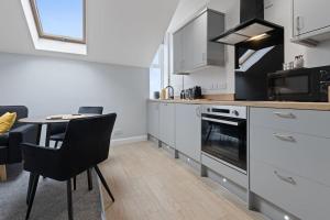 Modern Apartment Free Off Road Parking King Bed Suite 9