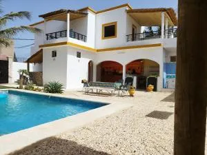 Senekera villa 3 chambres SDB avec piscine petite côte - Ouoran