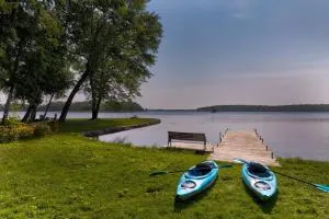 Woodland Hideaway! Relaxing Waterfront Sleeps 10 - Lakefield
