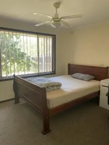 a 别墅大床间毗邻公园和公交车站 - Woolert