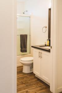 Chic Large 1 Bedroom Apartment in Koreatown with Dining Area Free Gated Parking