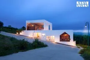 StayVista at Reflection by The Woods - Breakfast Included - Jambur