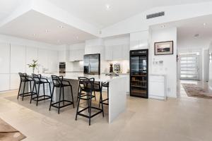 4 bedroom waterfront dream holiday home and small pet friendly