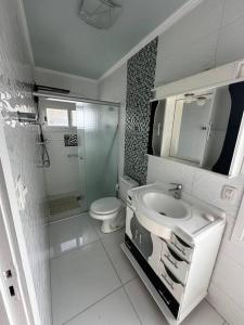 Amplo apartamento com 2 garagens