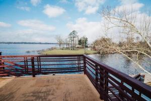 Louisiana Bundicks Lake House Country King Bed