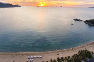 Sunrise from bed Apartment - NhaTrang Beach