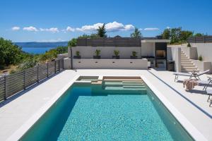 NEW Hillside Villa Paradise with Heated pool, Gym, Fun zone 