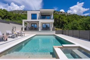 NEW Hillside Villa Paradise with Heated pool, Gym, Fun zone 