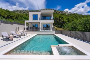 Hillside Villa Paradise with Heated pool, Gym, Fun zone