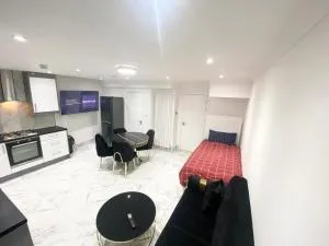 THE ROYAL BOUTIQUE REGENT LODGE bY LONDON , SLEEP 8 - 希灵登