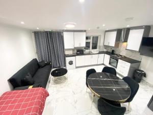 THE ROYAL BOUTIQUE REGENT LODGE by LONDON , SLEEP 8