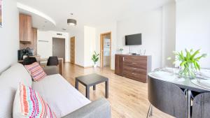 Wojska Polskiego, Sun & Snow