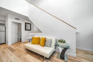 Chic 2 Bedroom 2 Bathroom 3 Level Loft Style Condo by Hollywood Free Gated Parking Full kitchen