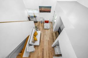 Chic 2 Bedroom 2 Bathroom 3 Level Loft Style Condo by Hollywood Free Gated Parking Full kitchen