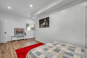 Chic 2 Bedroom 2 Bathroom 3 Level Loft Style Condo by Hollywood Free Gated Parking Full kitchen