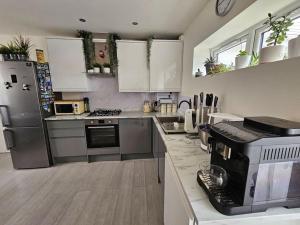 Two bedroom house with free parking and garden