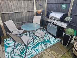 Two bedroom house with free parking and garden