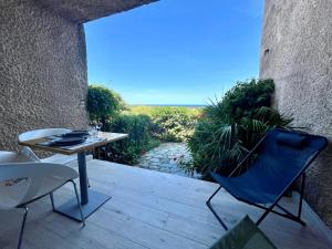 Appartements Joli studio vue mer avec terrasse et jardinet a Sant Ambroggio : photos des chambres