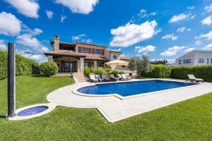 Villa Del Flora with salt water pool & sea view near Fazana