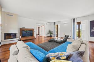 Villa De Flora with salt water pool & sea view near Fažana