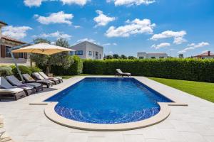 Villa Del Flora with salt water pool & sea view near Fazana 