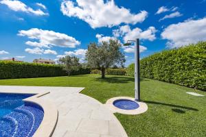 Villa De Flora with salt water pool & sea view near Fažana