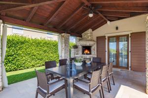 Villa Del Flora with salt water pool & sea view near Fazana 