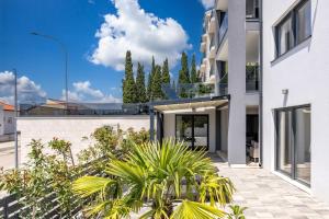 Spacious Pool Apartment Crikvenica - Happy Rentals
