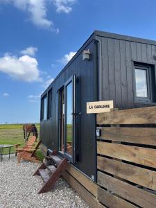 Chalets Tiny House La Cavalerie, au milieu des chevaux ! : Chalet 1 Chambre