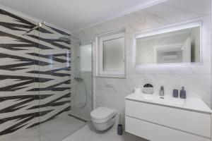 Luxury Pool Apartment With Sea View - Happy Rentals