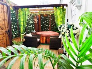 Squirrel Hideaway with Hot Tub in Formby, Liverpool - 弗姆比