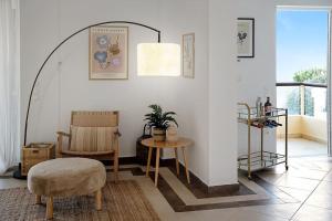 Varkiza Seaside and Views Retreat with Jacuzzi