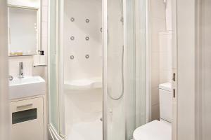 Varkiza Seaside and Views Retreat with Jacuzzi