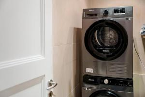 Varkiza Seaside and Views Retreat with Jacuzzi