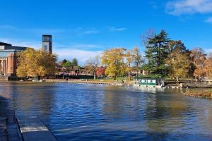 2 bedroom apartment in Stratford upon Avon with free onsite parking