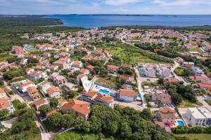 Merys Sunny Pool Apartment - Happy Rentals