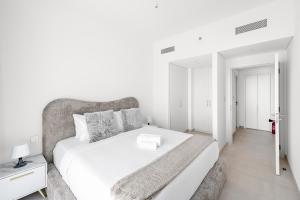 Modern Luxe 1BR - 8 Mins Burj Khalifa & Dubai Mall