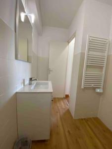 Appartements grand f2 climatise avec wifi plein centre BORGO : photos des chambres