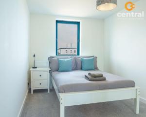 City Quay by CENTRAL SERVICED APARTMENTS - 2 Bedroom - City Quay Views - Walkthe City Centre - Smart TVs inRooms - We are your Short Term Stay Specialists in Dundee - Get in touch to book your stay - CENTRAL SHORT LETS Dundee