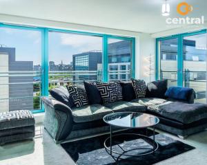 City Quay by CENTRAL SERVICED APARTMENTS - 2 Bedroom - City Quay Views - Walkthe City Centre - Smart TVs inRooms - We are your Short Term Stay Specialists in Dundee - Get in touch to book your stay - CENTRAL SHORT LETS Dundee