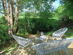 Idyllic with Stream - Hot Tub - Pet ok- Walk 2 Pub