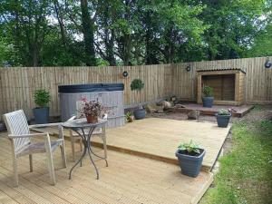 Idyllic with Stream - Hot Tub - Pet ok- Walk 2 Pub