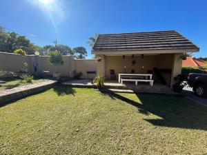 OAK HOUSE, Entire holiday home, Self catering, fully equipped, double storey, 3 bedroom, 2 bathroom, outside entertainment, Braai area, 300sqm home