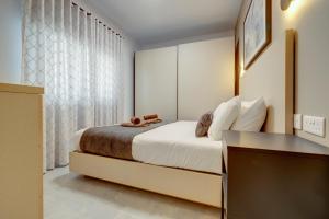 Upscale 2BR Apartment by the Promenade