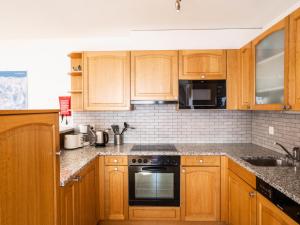 Apartment Les Cîmes 4 by Interhome