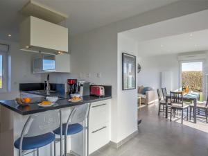 Maisons de vacances Holiday Home Ty Mamm by Interhome : photos des chambres